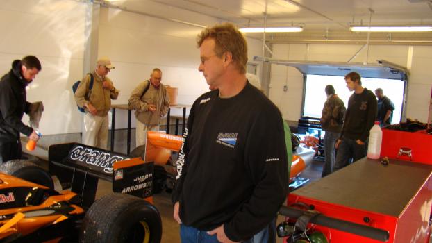 F1 föraren Lindström checkar läget...